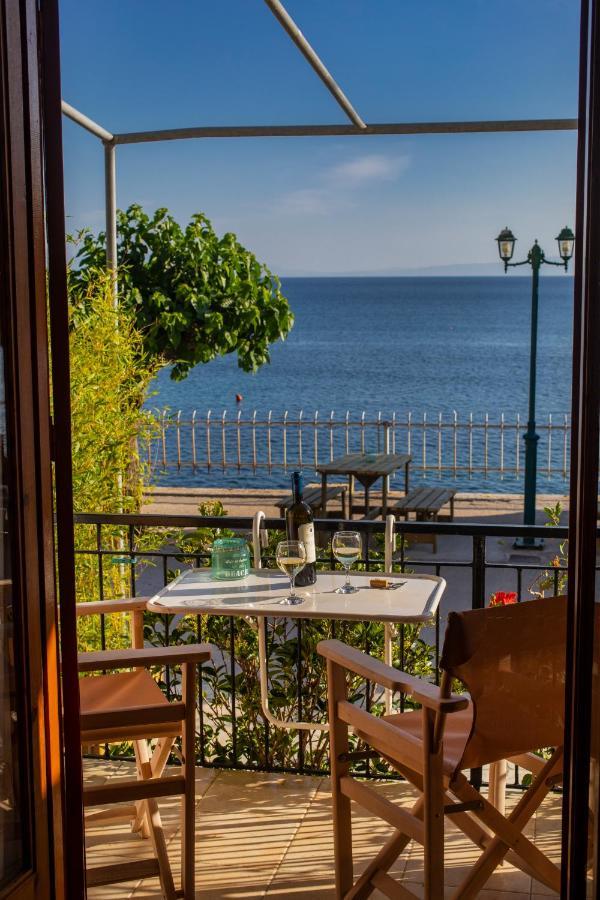Notos Sea Front Apartment Glossa Exterior foto